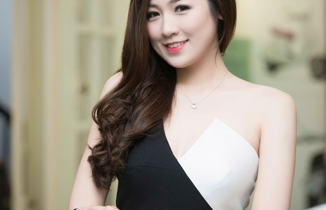 Á hậu Tú Anh khoe vai trần gợi cảm